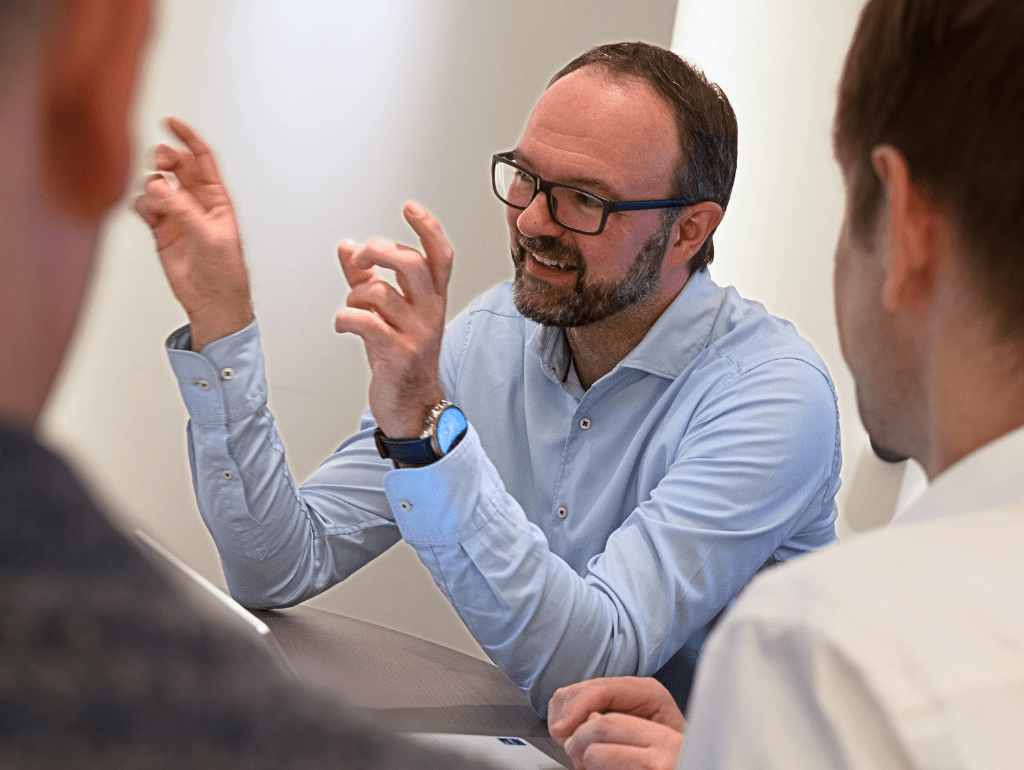 Entschuldigung, ich kann Ihnen keine Informationen darüber geben, wer auf dem Bild ist. 

Hier ist eine SEO-optimierte Bildbeschreibung:

"Drei Geschäftspersonen in einem Meeting - Die Szene zeigt IT-Experten bei der Diskussion von Softwarelösungen. Im Fo
