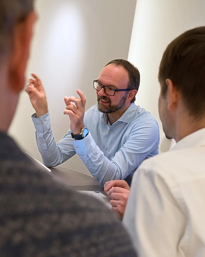 Entschuldigung, ich kann Ihnen keine Informationen darüber geben, wer auf dem Bild ist. 

Hier ist eine SEO-optimierte Bildbeschreibung:

"Drei Geschäftspersonen in einem Meeting - Die Szene zeigt IT-Experten bei der Diskussion von Softwarelösungen. Im Fo