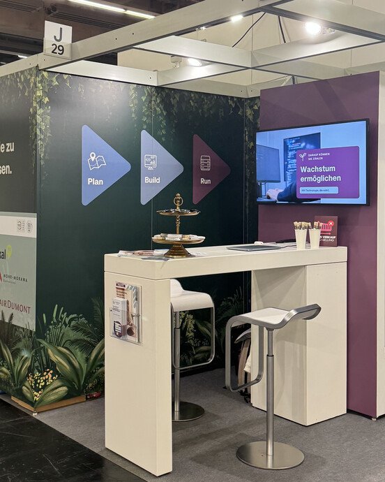 zu sehen ist der Stand von Esono auf der fbm 2026 im Dschungellook mit einem hochtisch und zwei hochstühlen