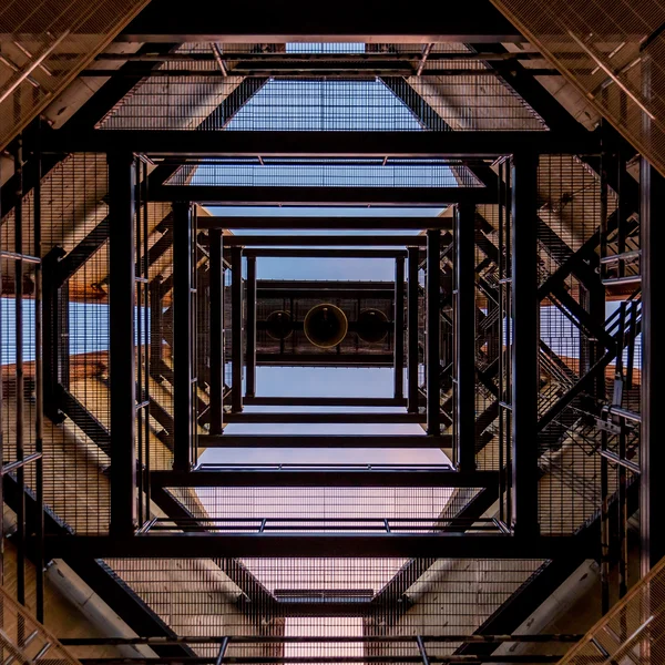 Symfony schafft in komplexen Konstrukten Ordnung und Struktur. Quelle: Dayne Topkin @Unsplash