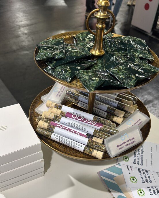 Zu sehen sind eine goldene Etagere mit zahlreichen Goodies darauf platziert