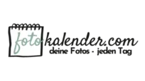 Logo von fotokalender.com mit Slogan „deine Fotos - jeden Tag“ neben einer stilisierten Darstellung eines Kalenders.