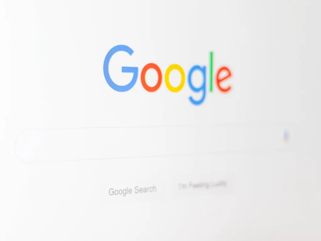 Google-Startseite mit prominentem Logo und Suchleiste auf weißem Hintergrund.