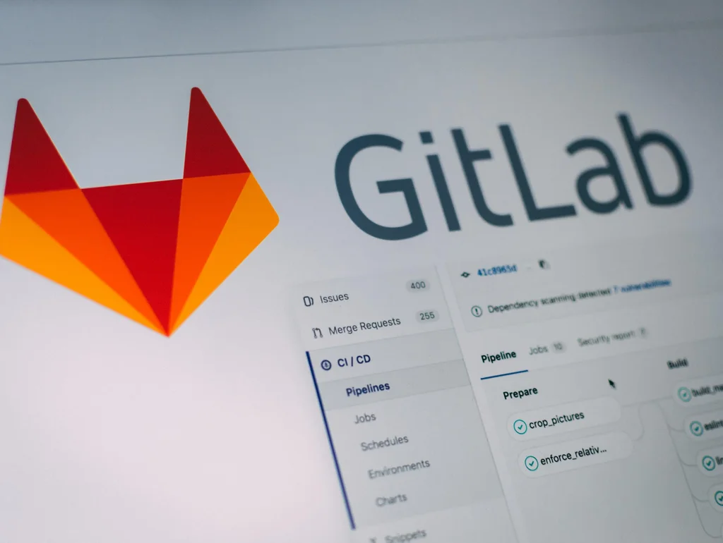 GitLab-Logo und Benutzeroberfläche, die die CI/CD-Pipeline-Features und weitere Seitenelemente anzeigen.