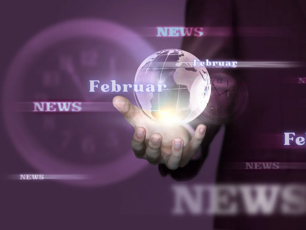 Hand hält eine leuchtende, schwebende Weltkugel mit dem Wort „Februar“, umgeben von „NEWS“-Schriftzügen, auf lila Hintergrund.