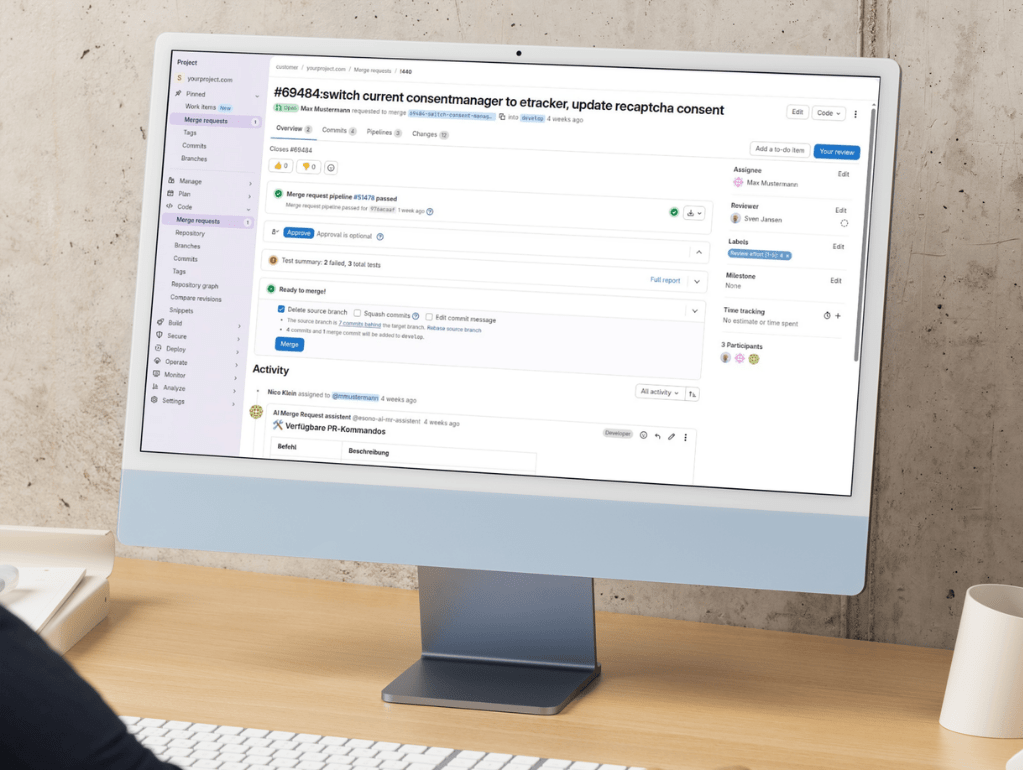 Computerbildschirm zeigt eine Projektmanagement-Software mit Aufgabenliste. Nutzer arbeitet an einem Schreibtisch.