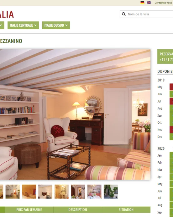 Gemütliches Wohnzimmer in Villa mit weißem Holzbalkendecke, zwei Sofas, Couchtisch und Dekorationen im Toskana-Stil.