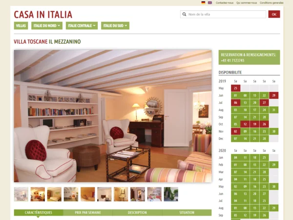 Gemütliches Wohnzimmer in Villa mit weißem Holzbalkendecke, zwei Sofas, Couchtisch und Dekorationen im Toskana-Stil.