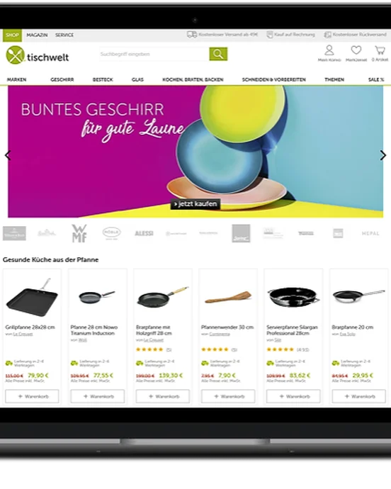 Website-Design auf Laptop und Smartphone mit buntem Geschirr, Pfannen, nudeln und Marmeladen im Onlineshop.