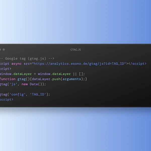 Screenshot eines JavaScript-Codeabschnitts zur Integration von Google Analytics mit gtag.js auf einem blauen Hintergrund.