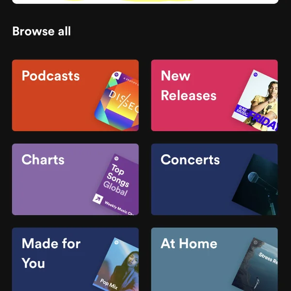 App-Oberfläche mit Suchleiste und Kategorien wie Podcasts, Neuerscheinungen, Charts, Konzerte, Für dich, Zuhause, Pop.
