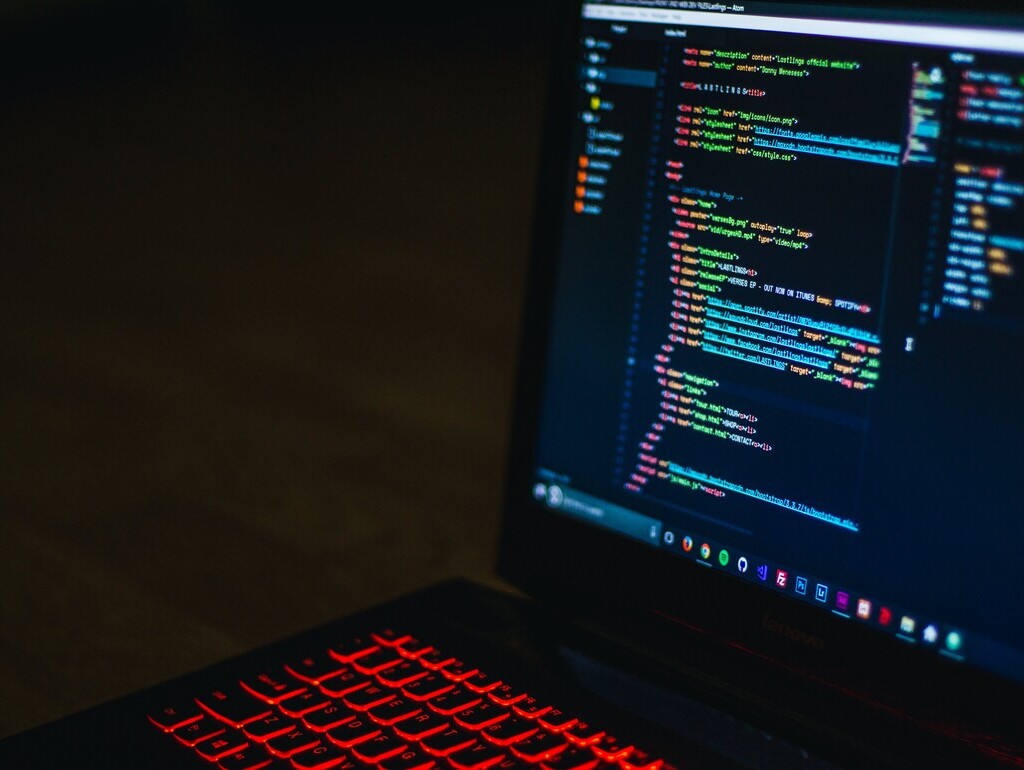 Computer mit Code Quelle: Foto von Danny Meneses: https://www.pexels.com/de-de/foto/foto-des-eingeschalteten-laptop-computers-943096/