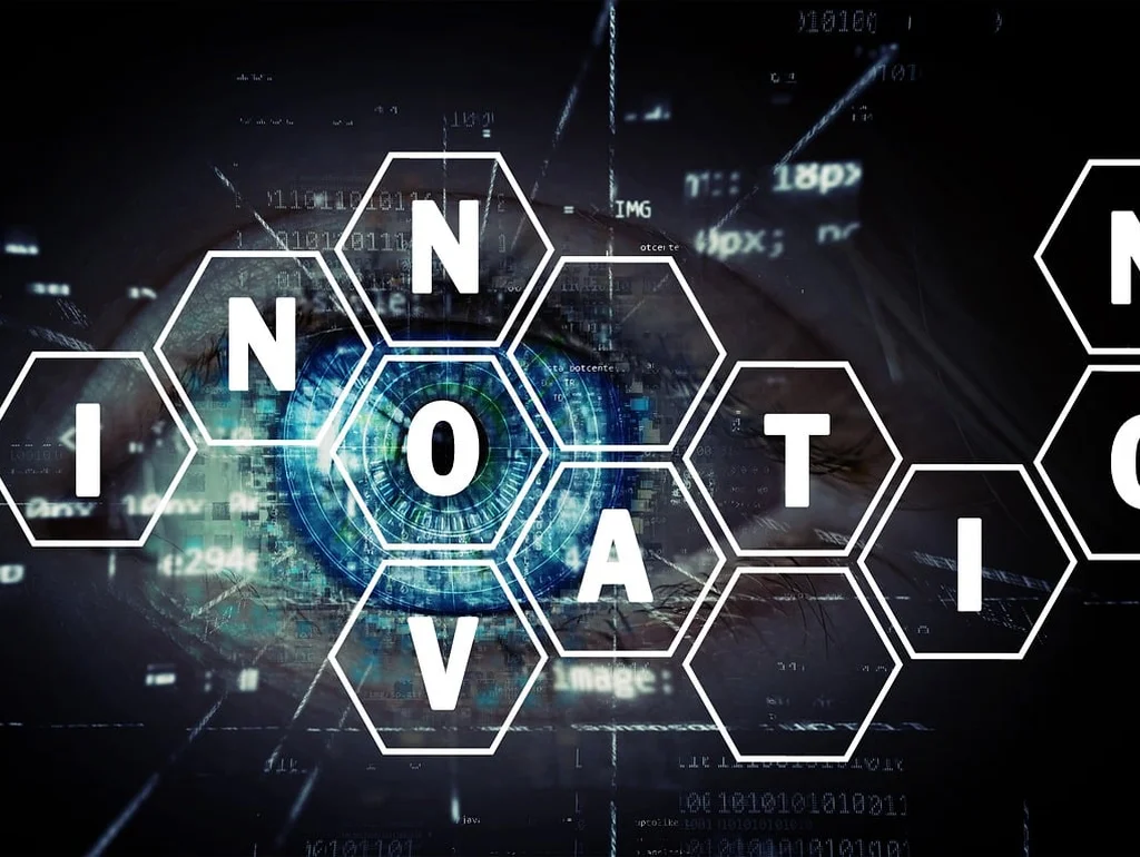 Hexagonale Schriftzüge "Innovation" über digitalem Hintergrund mit Auge.