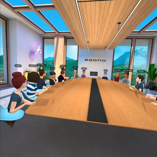 Virtuelles Meeting in einem modernen Konferenzraum mit Avataren um einen ovalen Tisch, Blick auf Berge im Hintergrund.