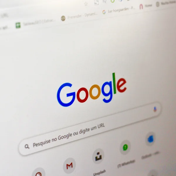 Startseite eines Webbrowsers mit dem Google-Logo und einer Suchleiste. Browser-Tabs sind teilweise sichtbar.