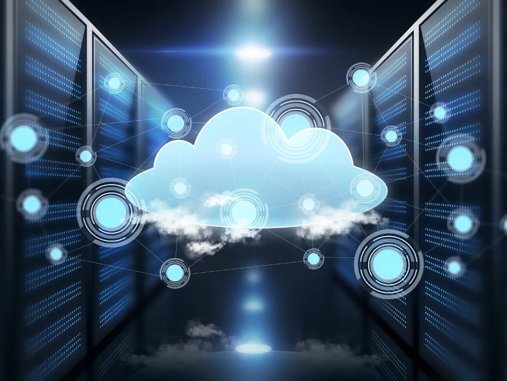 Cloud-Computing-Konzept: Virtuelle Datenverarbeitung mit einer zentralen Wolke über vernetzten Server-Racks.