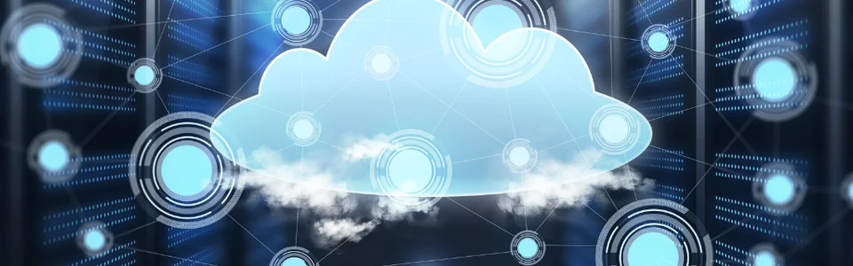 Cloud-Computing-Konzept: Virtuelle Datenverarbeitung mit einer zentralen Wolke über vernetzten Server-Racks.