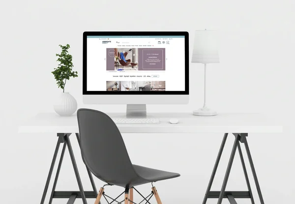 Moderner Schreibtisch mit Computer, schwarzem Stuhl, weißer Lampe und Pflanze vor weißem Hintergrund.