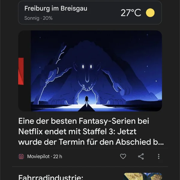 Smartphone-Bildschirm mit Google Discover-Feed, Wetterinfo für Freiburg, YouTube-Video und Nachrichtenartikel-Vorschau.