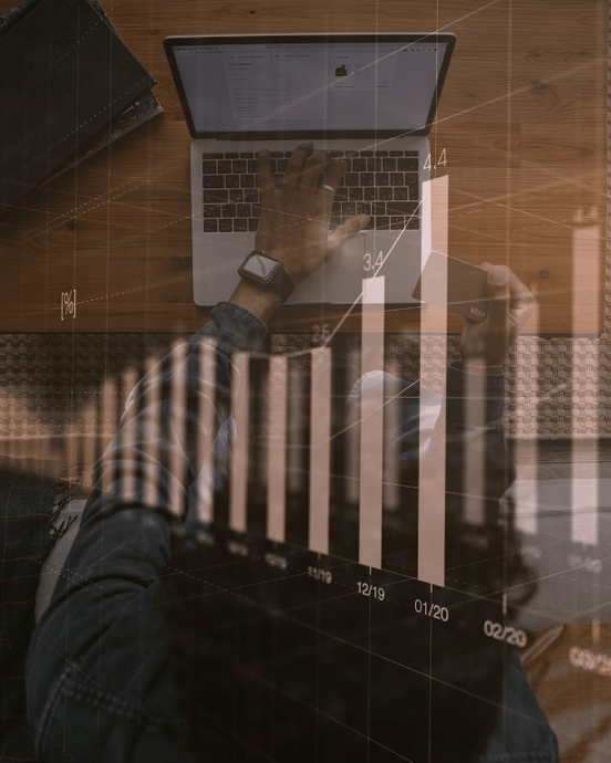 Person am Laptop, überlagert von einem aufsteigenden Balkendiagramm, Darstellung von Datenanalyse und Wachstum.