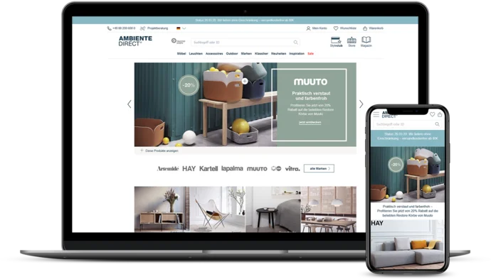 Laptop und Smartphone zeigen eine Webseite für Möbel und Wohnaccessoires mit modernem Design.