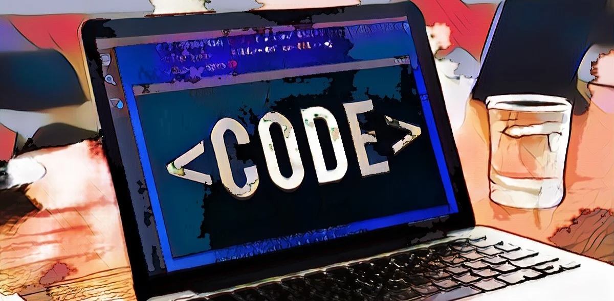 Laptop mit Code-Editor auf dem Bildschirm, im Hintergrund unscharfe Personen und ein Glas.