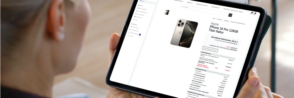 Frau hält ein Tablet, zeigt eine Produktseite für ein Smartphone in einem Onlineshop.