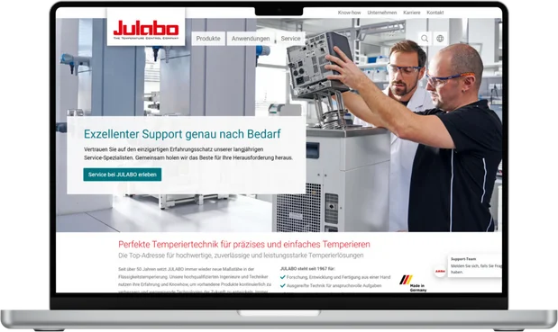 Laptopbildschirm zeigt JULABO-Website mit Fokus auf Temperaturtechnik, Kundenservice und Anwendungsbereiche.